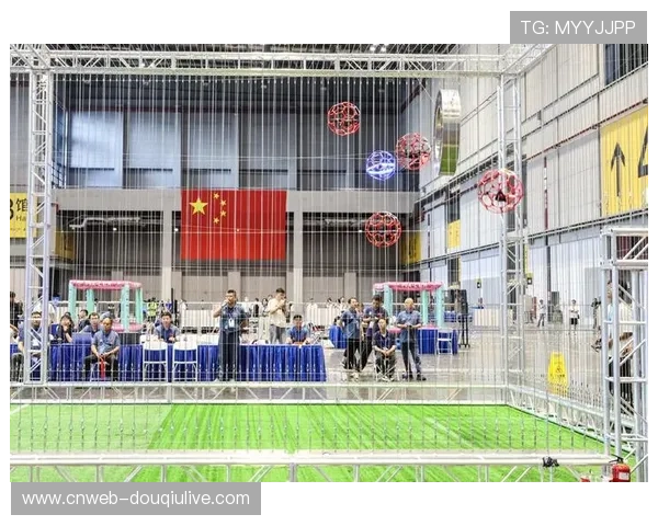 无人机足球决赛瞬间：中国队员操控无人机精准入门锁定冠军